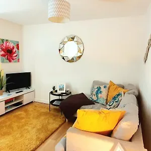 https://stunning-apartment-with-parking-near-beach-and-shops.bournemouth-hotels.org