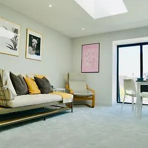 https://stunning-sea-view-apartment-near-the-beach-bournemouth-poole.bournemouth-hotels.org